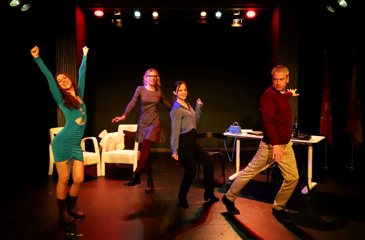 HOY HAY JUERGA EN EL <a href="/teatrolara/">Teatro Lara</a> . ¡¡Triplete!!  "Filomena" a las 18:15h y a las 22:15h. "La importancia de llamarse Ernesto" a las 18:00h y a las 20:00h. ¡La vida es puro teatro! 😜 Nos vemos en el Lara.
<a href="/ramonpaso/">Ramón Paso</a> @PasoAzorinT