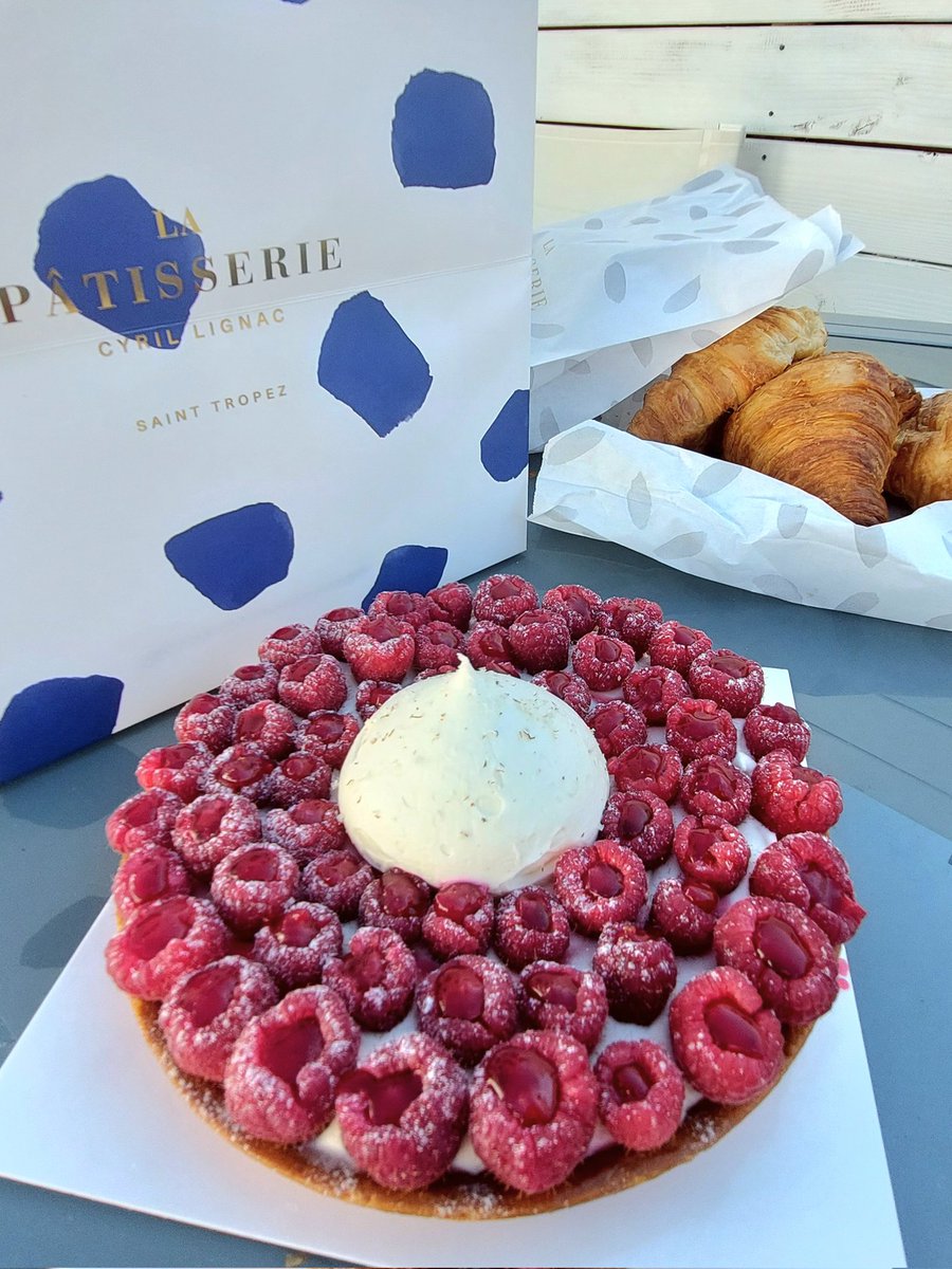 In St. Tropez it feels normal to spend a month's mortgage on pastries. You also realise that eating the crap we all buy from supermarkets is a self abuse! From now on I will only buy croissants that are more than £5 each.
Breakfast was superb and life immediately feels better ❤️