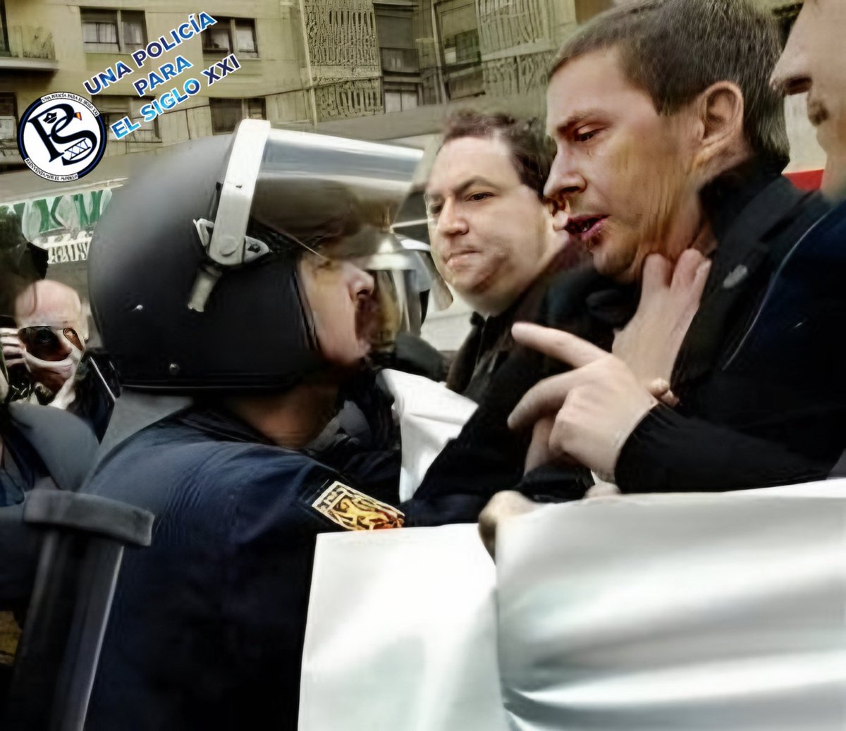 PoliciaSXXI's tweet image. A ver cómo te lo explicamos para que lo entiendas...
El Comisario Camejo (Q.E.P.D.) nos dejó este momento inolvidable para recordarte cuál es tu sitio cada vez que haga falta, miserable.