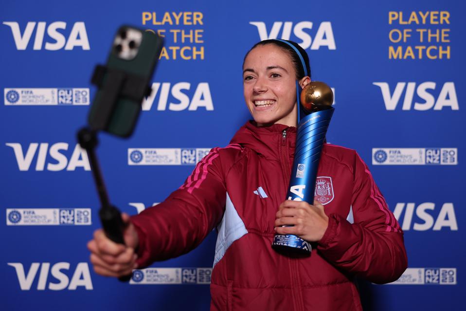 AsifBurhan's tweet image. &quot;Apart from possession of the ball, we have the tools to be a &quot;vertical&quot; team. You saw that today. To win the World Cup, you need to be able to be like this&quot; @VisaUK Player of the Match, Aitana Bonmatí #SUIESP #ESP