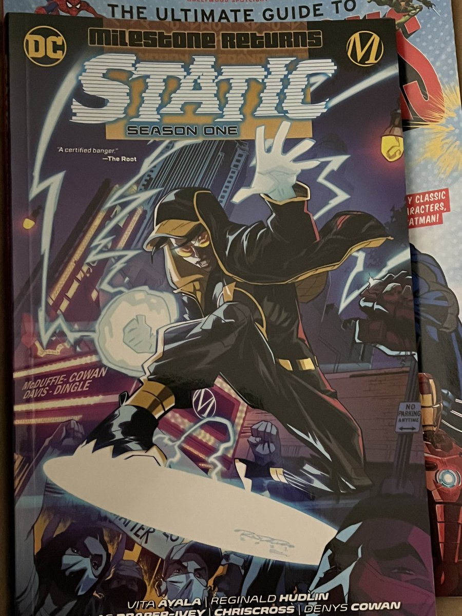 hebiorochi's tweet photo. Got a shock to my system when I met Phil Lamarr (static shock). I’m glad static is making a come back with comics and dvds from the old cartoons.
#comicconhonolulu
#staticshock
#philLamarr https://t.co/cdXLRXcjxb