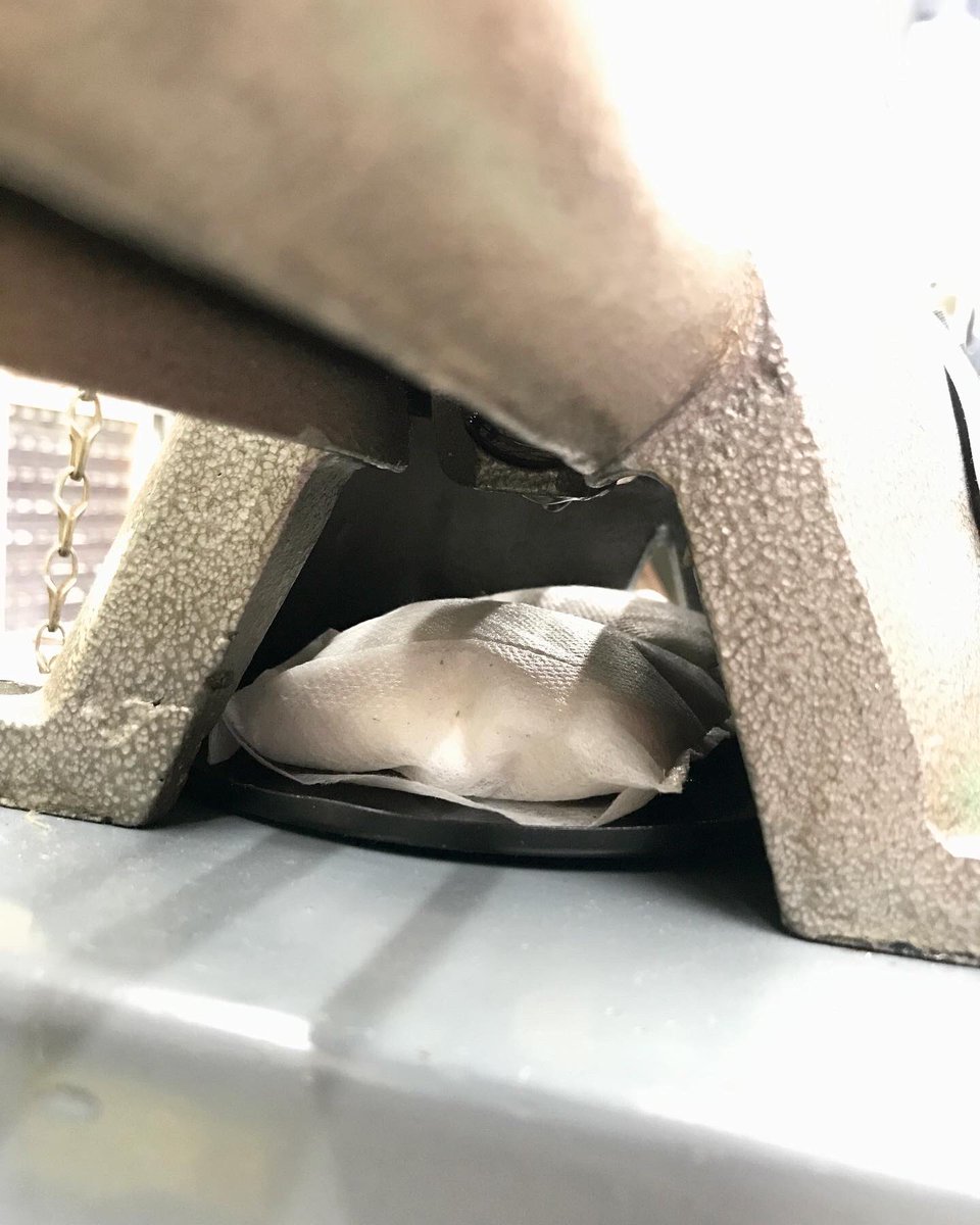 nakanishi402910's tweet photo. TE型ミシンの油受け。鉄板の油受けだけでもOKですが、オイルが溢れると面倒なので100均の「油吸収パッド」を追加しています。ミシン底部、シャフト等の可動部分に触れない厚さが良いでしょう。
油受けを持っていない方は近いサイズのクッキー缶の蓋などを利用すると良いかと。
#セイコーミシン #te5 https://t.co/4YFWvGIjcB
