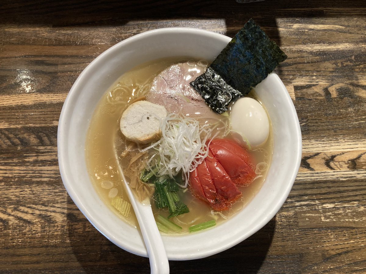 2323233232's tweet photo. ラーメン記録
RANEN CIQUE
塩ラーメン　　　920円
白味玉　　　　　120円
焼きトマト　　　160円
丸の内線　　　　南阿佐ヶ谷

暑い時の塩ラーメン最高😀

美味しい濃いめのスープを吸ったお麩が美味い😋

人気の焼きトマトもケチャップ並みに味が濃縮されてこれも美味😚
＃ラーメン　＃CIQUE https://t.co/iB1mmcmohS