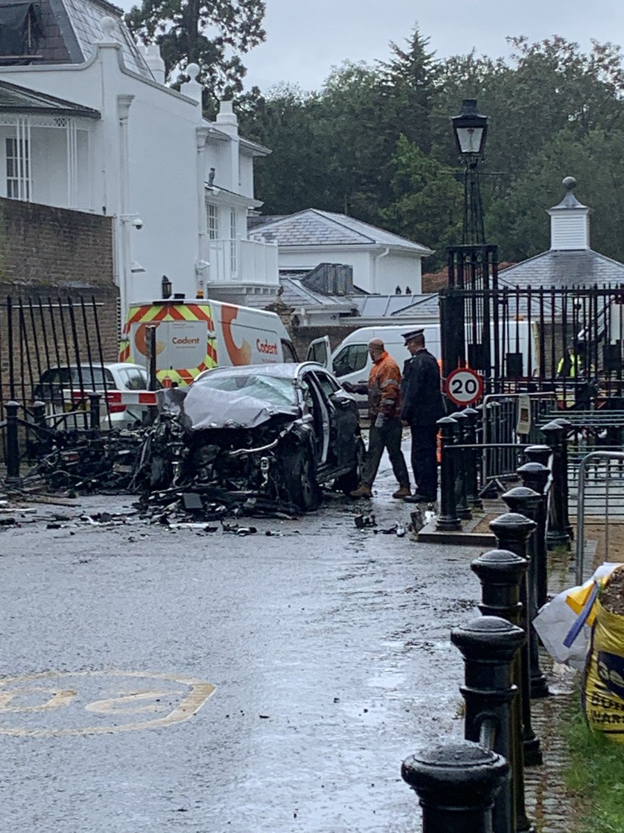 rebecca_slack's tweet photo. Ham Gate closed as some bozo drove into the gate last night. Remarkably driver and passenger survived. The gate and car didn’t. https://t.co/RII2hjnjXe