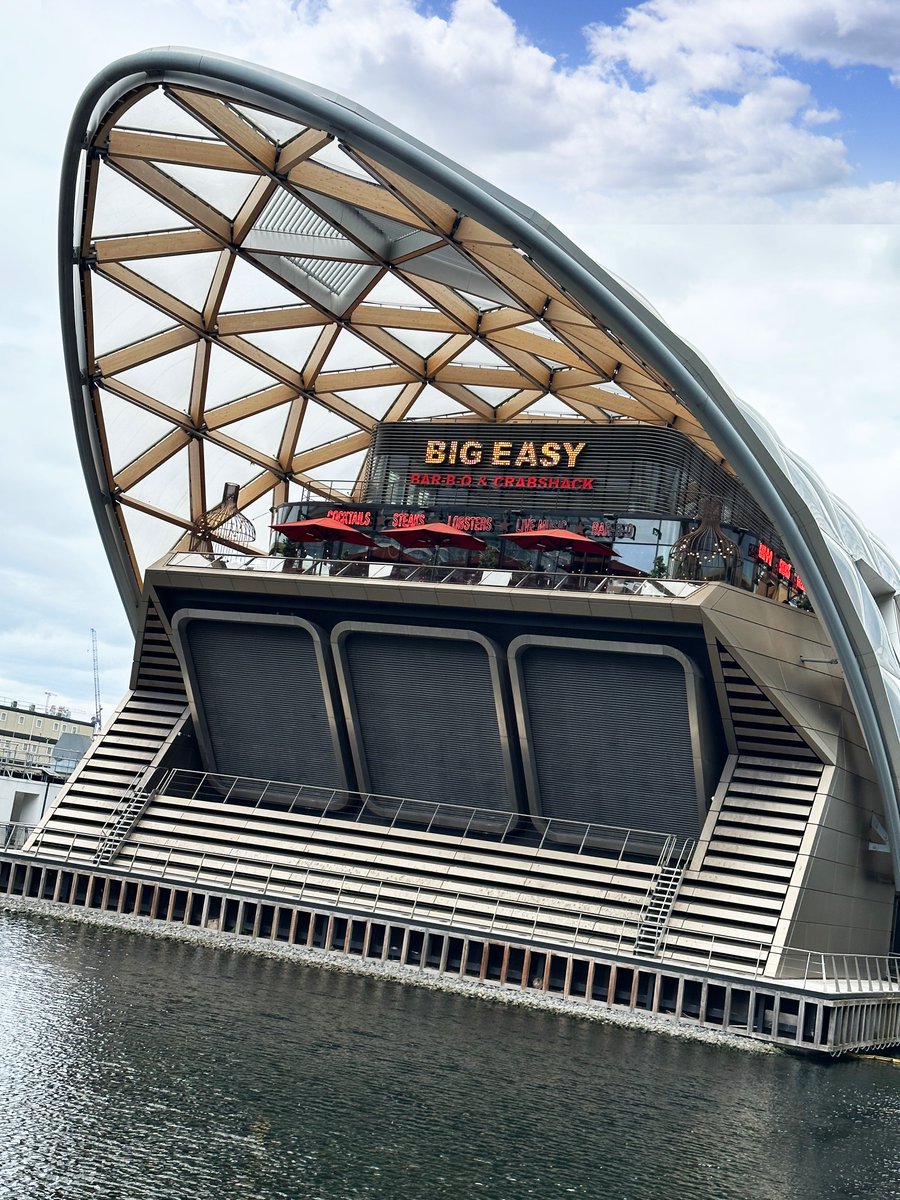 I suppose we couldn't miss it! The Big Easy restaurant at Canary Wharf 🇬🇧 Situated right next to the Tube and DLR! #CanaryWharf #TheBigEasy #Restaurant #AppleMaps #SundayFunday #London #LDN #Thames #veggieburger #vegetarian #architecture #underground #docklandslightrailway #dlr