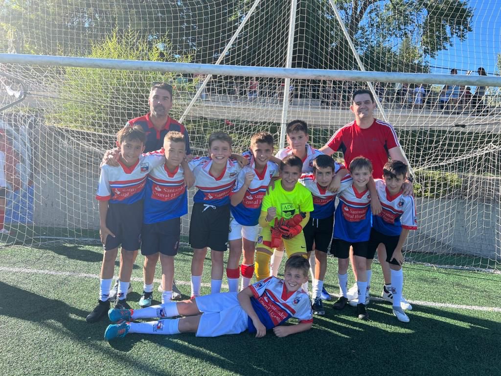 🏆TORNEOS DE VERANO

Nuestro equipo Alevin se ha proclamado campeón del Torneo de Futbol 7 organizado por las fiestas de <a href="/aytosanlorenzo/">Ayto. San Lorenzo</a> 

Tras una gran e igualada final frente a <a href="/AdcCastilla/">ADC Castilla</a> el campeón se decidió en la tanda de penaltis.

Enhorabuena chicos!
#vamosescu💪🏻⚽️