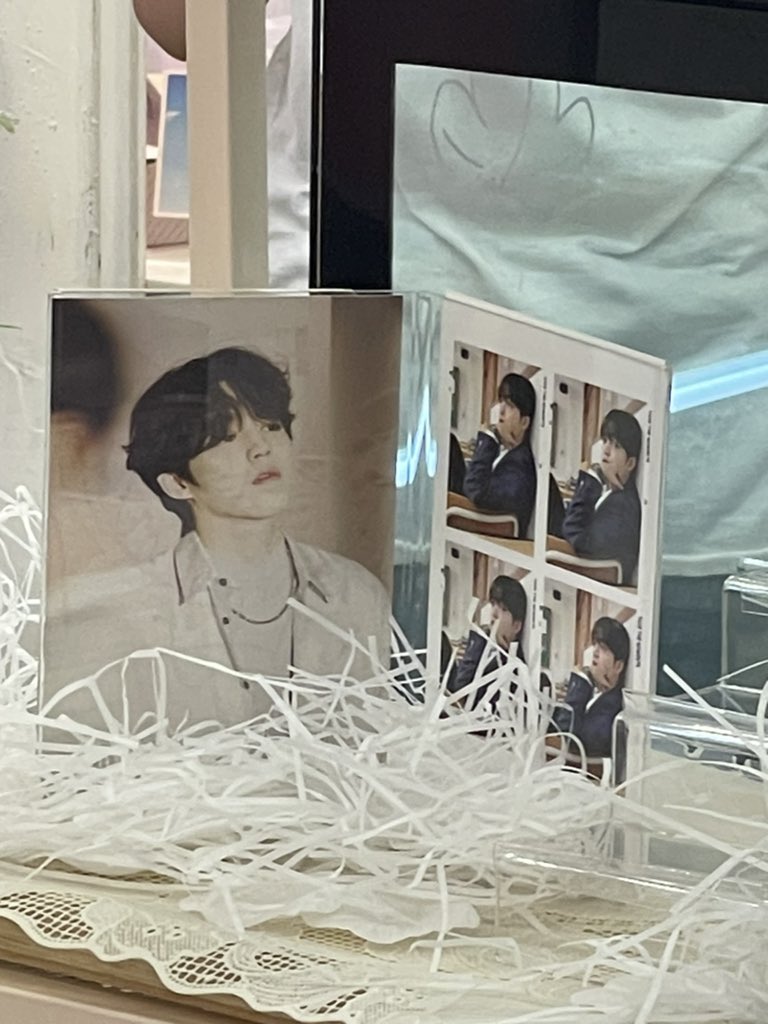 cute_ml6se0's tweet photo. #나의_금상첨화_승철이에게
저만 이 슬로건 보자마자 와 미쳤다. 육성으로 뱉고 폰 들었나요.. 이 외에도 아담한 카페 군데군데에 승철이를 찾아보는 맛이 있었아요🩷 그리고! 크룽�� 미친놈임 다들 크룽지한번만 드셔보세요.. 달고 바삭한게 완�� 제 취향ㅠ https://t.co/LaTdMaRrD7