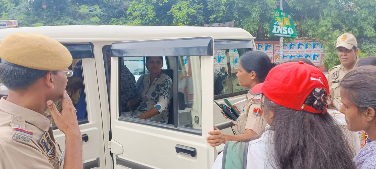 mansiverma7241's tweet photo. प्रदेश में आए दिन दुष्कर्म की घटनाओं को लेकर आज कॉलेज के बाहर प्रदर्शन के दौरान पुलिस द्वारा हमे गिरफ्तार करवाके @ashokgehlot51 साहब आप हमारी आवाज़ को नही दबा सकते।
अगर इतनी मुस्तैदी प्रशासन अपराधियों को पकड़ने में दिखाता तो ऐसी घटनाओं की पुनरावृति बार बार नहीं होती.!
#Rajasthan https://t.co/xLNVfbk4LV