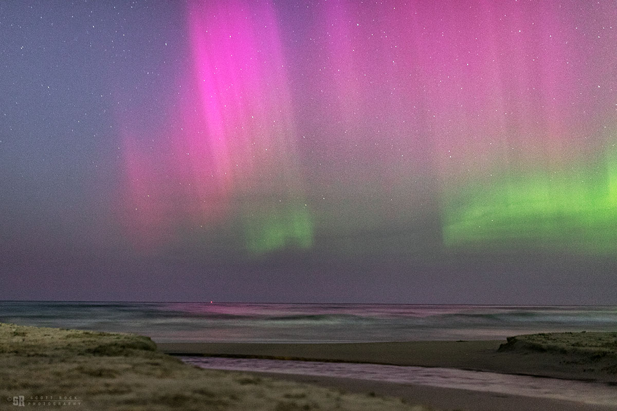 scottrockphoto's tweet image. Last night, stunning pinks dominated the sky over the moonlit waters of Lake Huron during a G3 magnetic solar storm. #northernlights #aurora #onwx