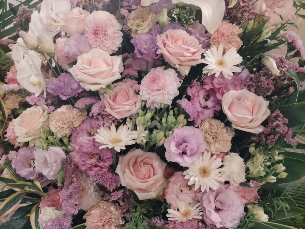 fujimo1126's tweet photo. パーティ会場に飾られてたお花 https://t.co/0pBNUQIHep