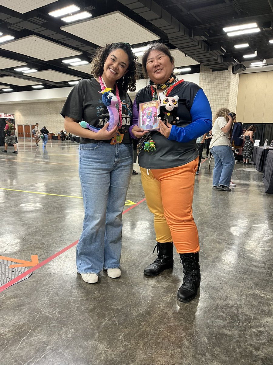 hebiorochi's tweet photo. Met this lovely girl who loved my taste in plushies and books. Sarah-Nicole Robles is a real gem of a person.
#comicconhonolulu
#sarah-nicolerobles
#TheOwlHouse https://t.co/zxlIa1mliJ