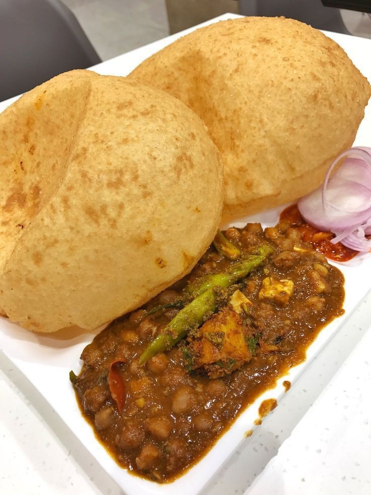 'Craving a taste of North India? Look no further than the irresistible combination of chole bhature to kickstart your mornings with a smile! 😋🌞 #PunjabiLove #BreakfastBliss #FoodieFaves #cholebhature #NorthIndia #punjabifood #haridwar #Delhi