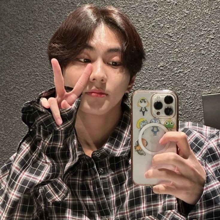 hey, crush!

a jungwon au by periwibnkle
