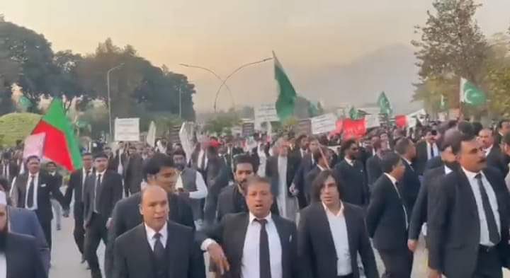 #پر_امن_ملک_گیر_احتجاج
Lawyers are on the road!!