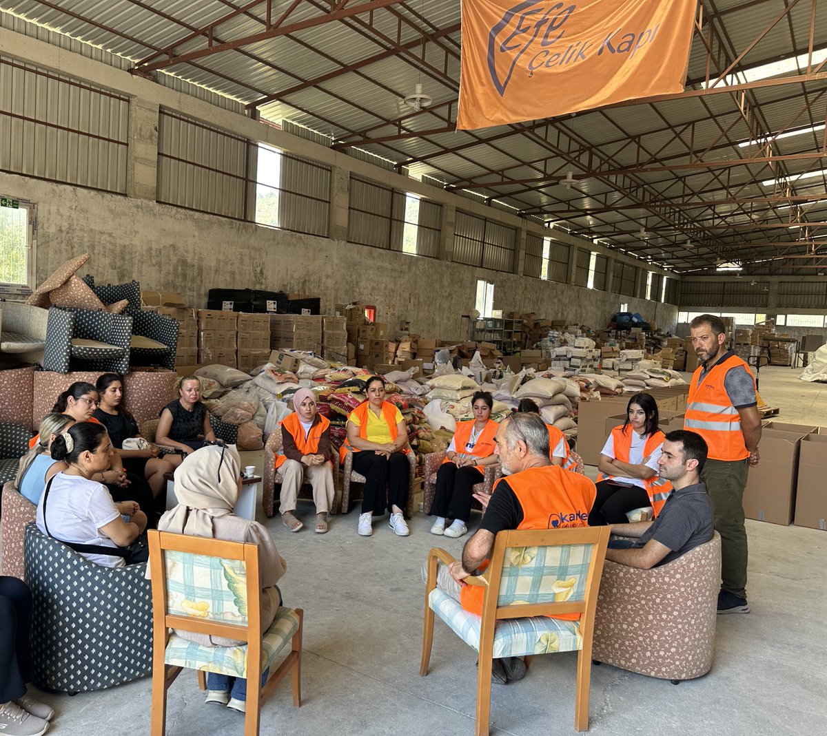 grafikherif's tweet photo. Hatay’a gönülden kim hizmet ediyorsa tüm gücümüzle onları desteklemek, burada geçirdikleri süre boyunca yalnız hissetmemeleri için elimizden geleni yapacağız.

Bugün depremin ilk anından beri sahada gönüllü bizlere destek olan, daha sonra “ Kardeş Platformu “ olarak burada hizmetlerine devam eden ekibe destek için depolarındayız. 

Buradan yaptığım çağrıyı duyup, zamanını ayırıp gelen herkese teşekkür ederim. Birlikte #YenidenBaşaracağız ♥️❤️‍🩹 

#Hatay #DepremiUnutmaUnutturma