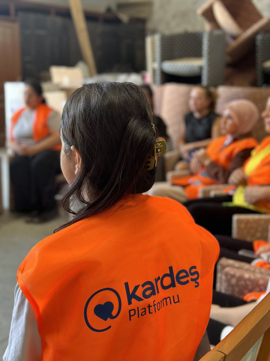 Hatay’a gönülden kim hizmet ediyorsa tüm gücümüzle onları desteklemek, burada geçirdikleri süre boyunca yalnız hissetmemeleri için elimizden geleni yapacağız.

Bugün depremin ilk anından beri sahada gönüllü bizlere destek olan, daha sonra “ Kardeş Platformu “ olarak burada