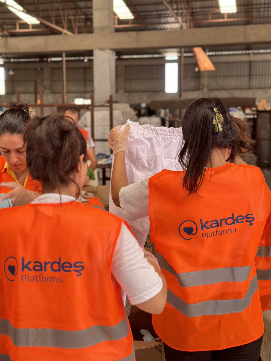 grafikherif's tweet photo. Hatay’a gönülden kim hizmet ediyorsa tüm gücümüzle onları desteklemek, burada geçirdikleri süre boyunca yalnız hissetmemeleri için elimizden geleni yapacağız.

Bugün depremin ilk anından beri sahada gönüllü bizlere destek olan, daha sonra “ Kardeş Platformu “ olarak burada hizmetlerine devam eden ekibe destek için depolarındayız. 

Buradan yaptığım çağrıyı duyup, zamanını ayırıp gelen herkese teşekkür ederim. Birlikte #YenidenBaşaracağız ♥️❤️‍🩹 

#Hatay #DepremiUnutmaUnutturma