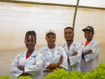 HinterlandGeek's tweet photo. Bankers are know with their suit and tux

Lawyers with their gown (black robe)

Engineers, their overall

Nurses, their pinafore apron

Doctors, their lab coat (surgical gown)

Army, their uniform

We are youth, and we believe farmers don't deserve rags. https://t.co/d8q8TBssrg