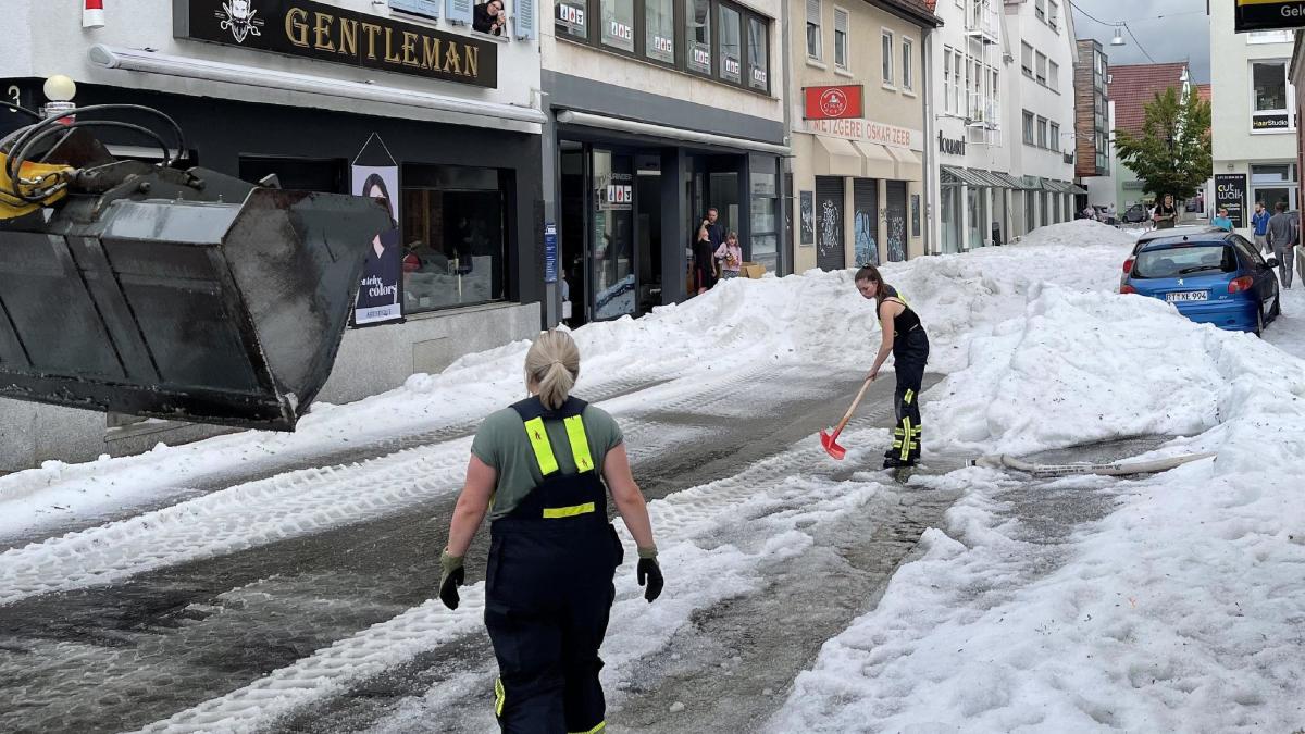 welt's tweet photo. 30 Zentimeter Hagel – Unwetter lässt in Reutlingen Schneepflüge anrücken https://t.co/6LM5bCDTUo https://t.co/zGZ7V4uhb5