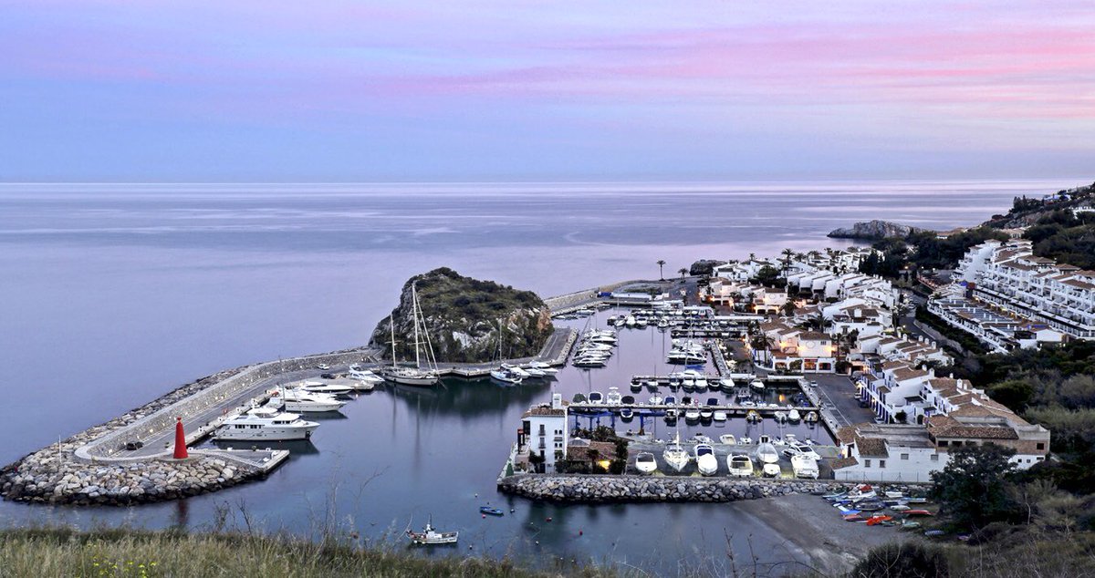 Cuando de niño veraneaba en La Herradura recuerdo los comentarios de un viejo pescador de cómo destruyeron las mejores playas de #Almuñecar para hacer un puerto deportivo…. razón tenía. La foto tiene poca calidad y desconozco la fecha pero es más que suficiente. Juzguen ustedes