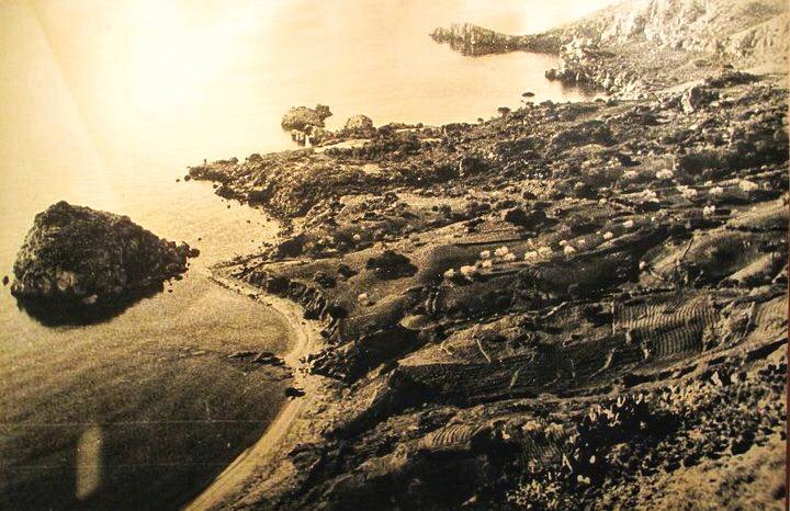 granadaoldpics1's tweet photo. Cuando de niño veraneaba en La Herradura recuerdo los comentarios de un viejo pescador de cómo destruyeron las mejores playas de #Almuñecar para hacer un puerto deportivo…. razón tenía. La foto tiene poca calidad y desconozco la fecha pero es más que suficiente. Juzguen ustedes https://t.co/peemK3Xoew