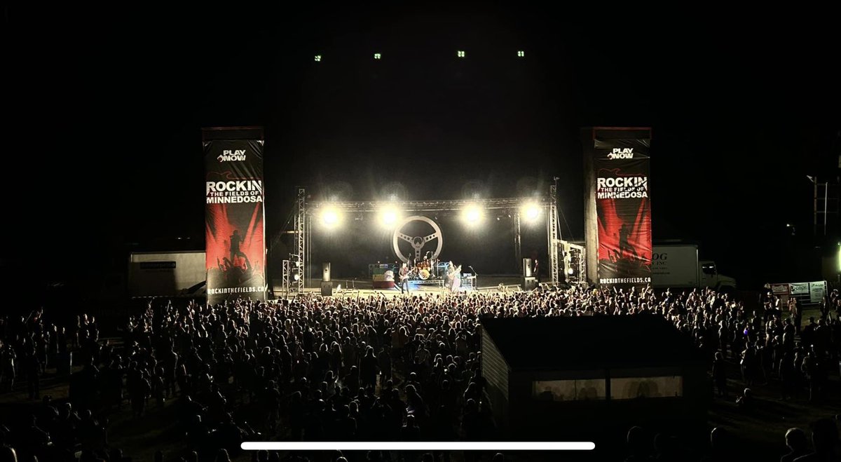 Big_Sugar_Music's tweet photo. #rockinthefieldsofminnedosa was epic! #laguns #kickaxe #killerdwarfs were all spectacular but the real star was the crowd! #bigsugarlive #thebigsugars #gordiejohnsondoubleneck #andersdrerup #rootvalach https://t.co/t14XFpVCZZ