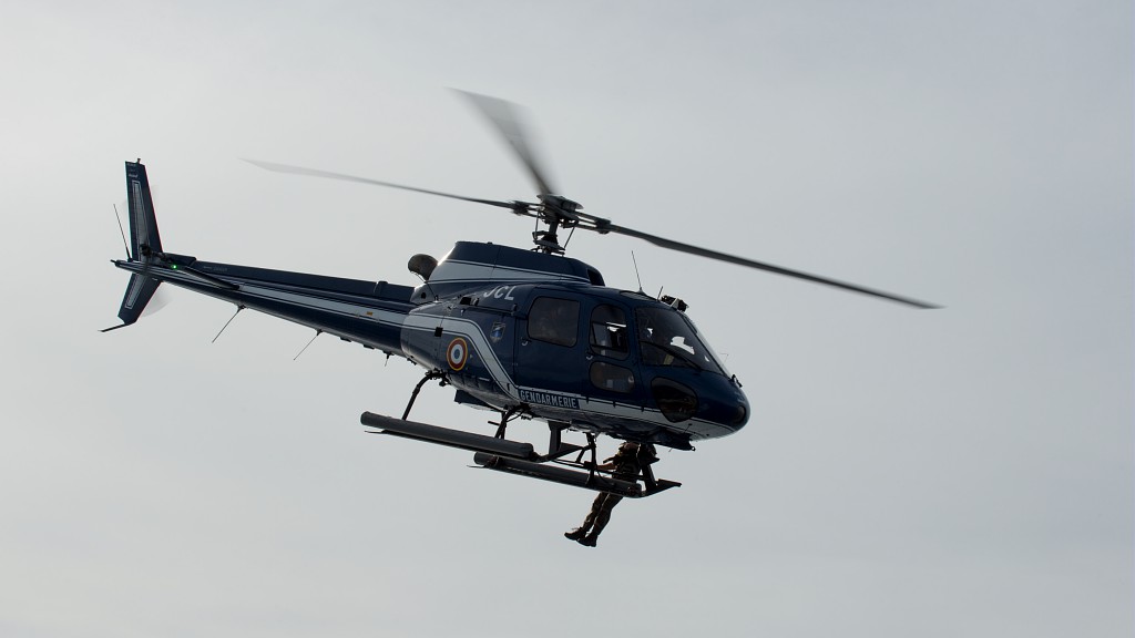 premar_ceclant's tweet photo. #PREMAR | Ce 05.08 à 7h16 #CROSSCorsen est alerté pour un véhicule isolé par la marée secteur Carantec (29). Engagement de l'🚁 @Gendarmerie_022 pour recherche des occupants. Conducteur alcoolisé pris en charge par 🚒 #CODIS29 à 8h49. #SNSM sur zone pour balisage du véhicule. https://t.co/45l2AAOCtU