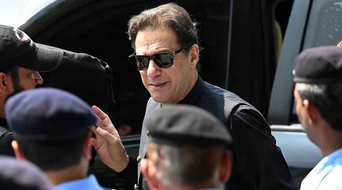 InsafPK's tweet image. ایک سرٹیفائیڈ چور کو ملک واپس لانے کے لیے اور اس کو لیول پلیئنگ فیلڈ تیار کرکے دینے کے لیے ایک محب وطن صادق اور امین قومی لیڈر قومی ہیرو کو ایک جھوٹے کیس میں پھنسا کر ایک متعصب جج سے اس کی نااہلی و گرفتاری کا فیصلہ کروایا گیا
#لندن_پلان_نامنظور