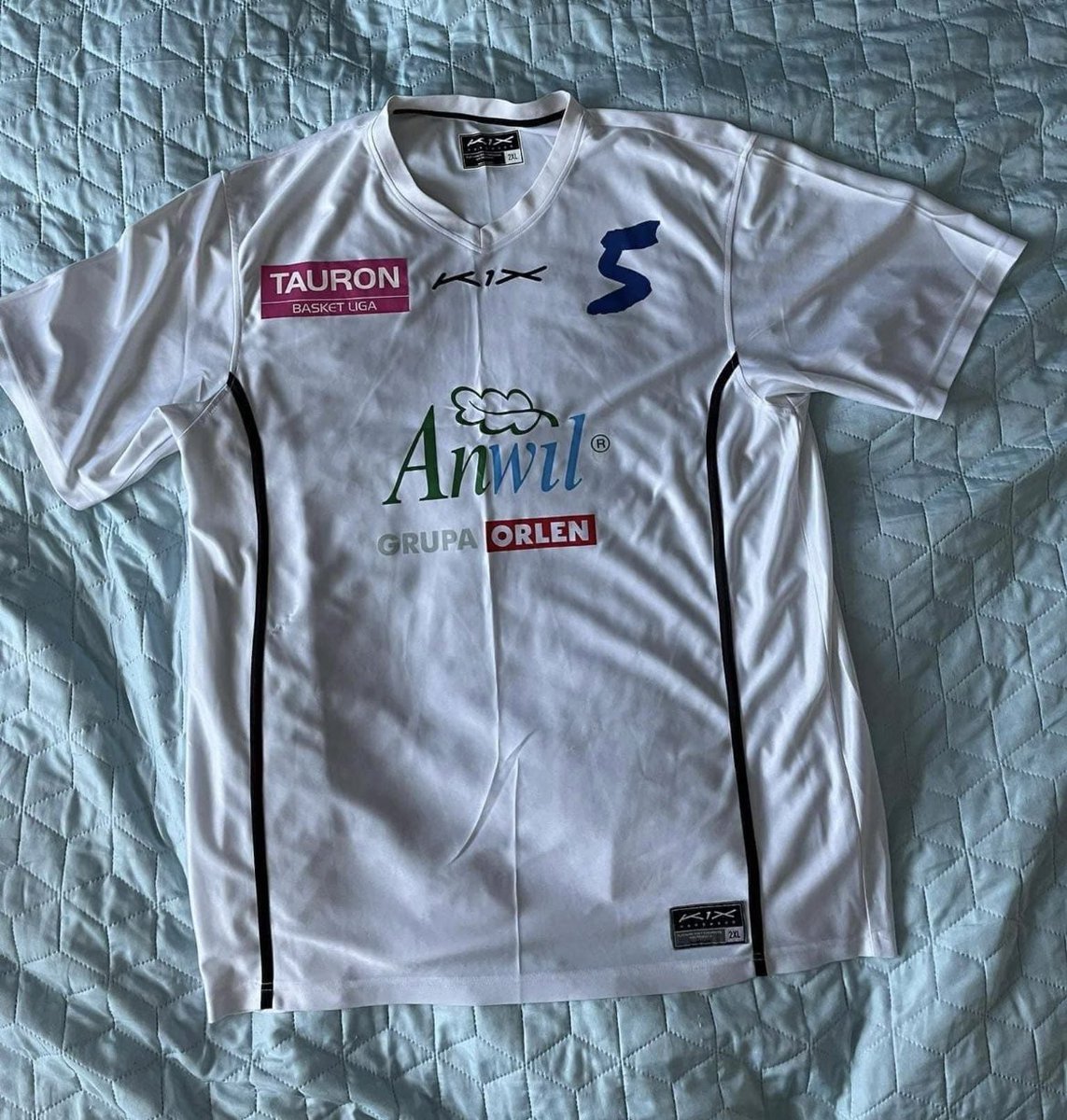 Hej fani <a href="/Anwil_official/">Klub Koszykówki Włocławek</a> dzisiaj kończy się aukcja na grupie licytacji dla Sebka Szymańskiego. Chyba wypadałoby podnieść kwotę i zabrać koszulkę legendy klubu do Włocławka 🤌😎 #plkpl 

👇 aukcja trwa do 19:00 👇
 facebook.com/groups/1300569…