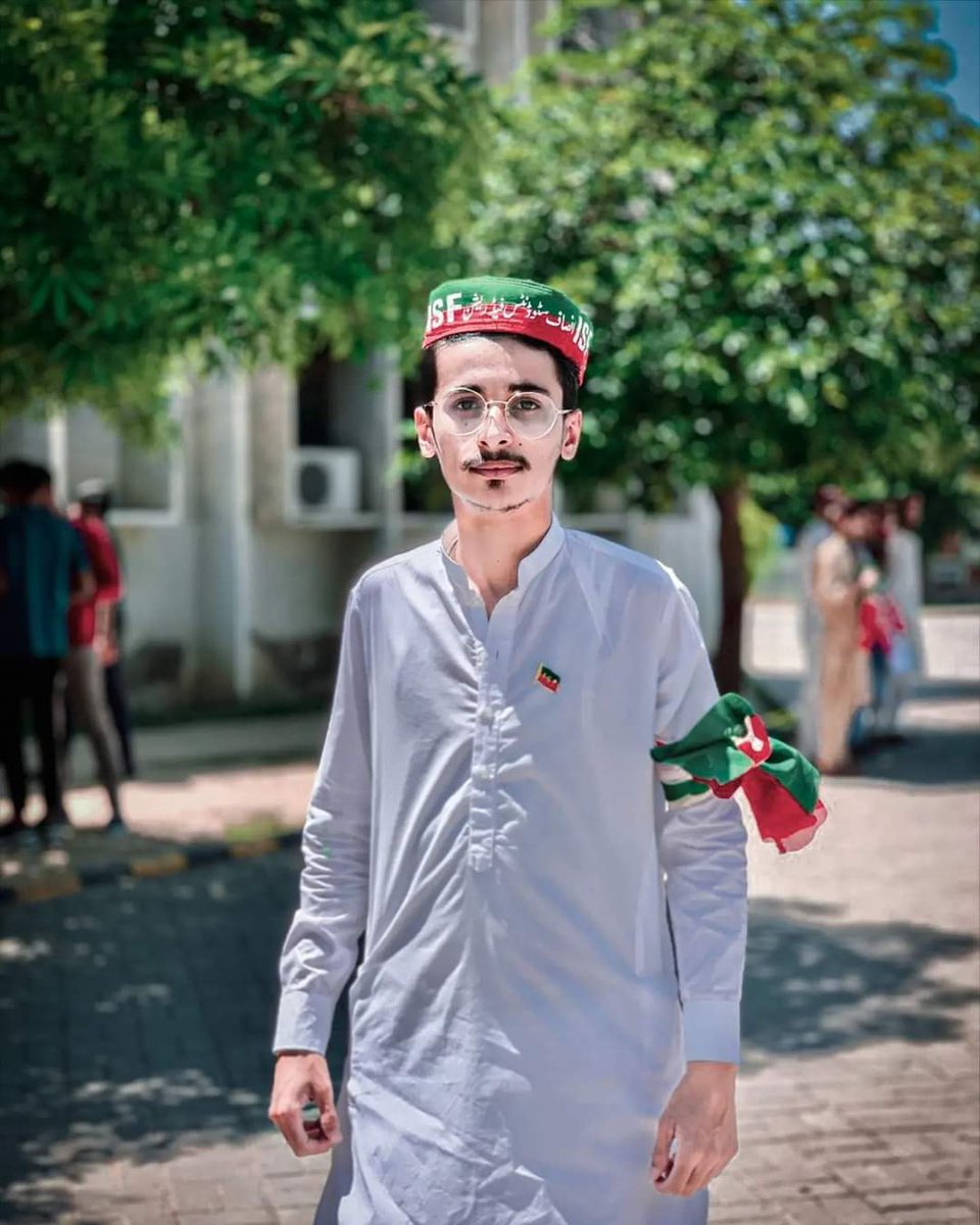 ChEitizazAshraf's tweet photo. چلی ہے رسم کہ کوئی سر اٹھا کر نہ چلے
اے حاکم وقت  تیرے  کردار پہ تھو💔

They couldn't defeat him in fair election so they disqualified him thats the reality. Shame!!! Tawaif hay ya🙏🏻

#ImranKhan #پر_امن_ملک_گیر_احتجاج https://t.co/PhIlVgHXUK