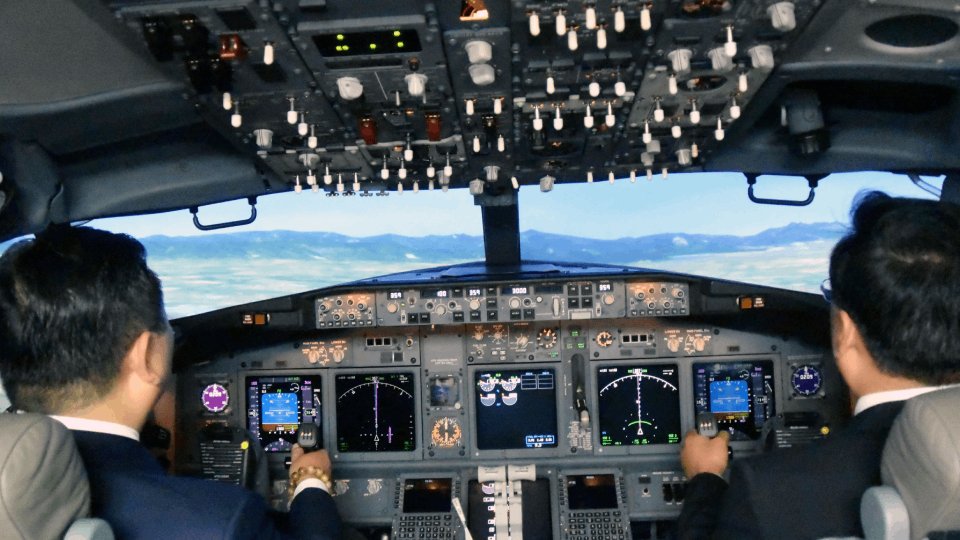 'Uçuş sırasında namaz kılmak riskli' dediği için işten atılan THY pilotu konuştu: 'Şikayet eden 'first officier' yönetime yakın birisi. Dini kullanarak mevkii edinmeye çalışıyor' birgun.net/haber/kokpitte…