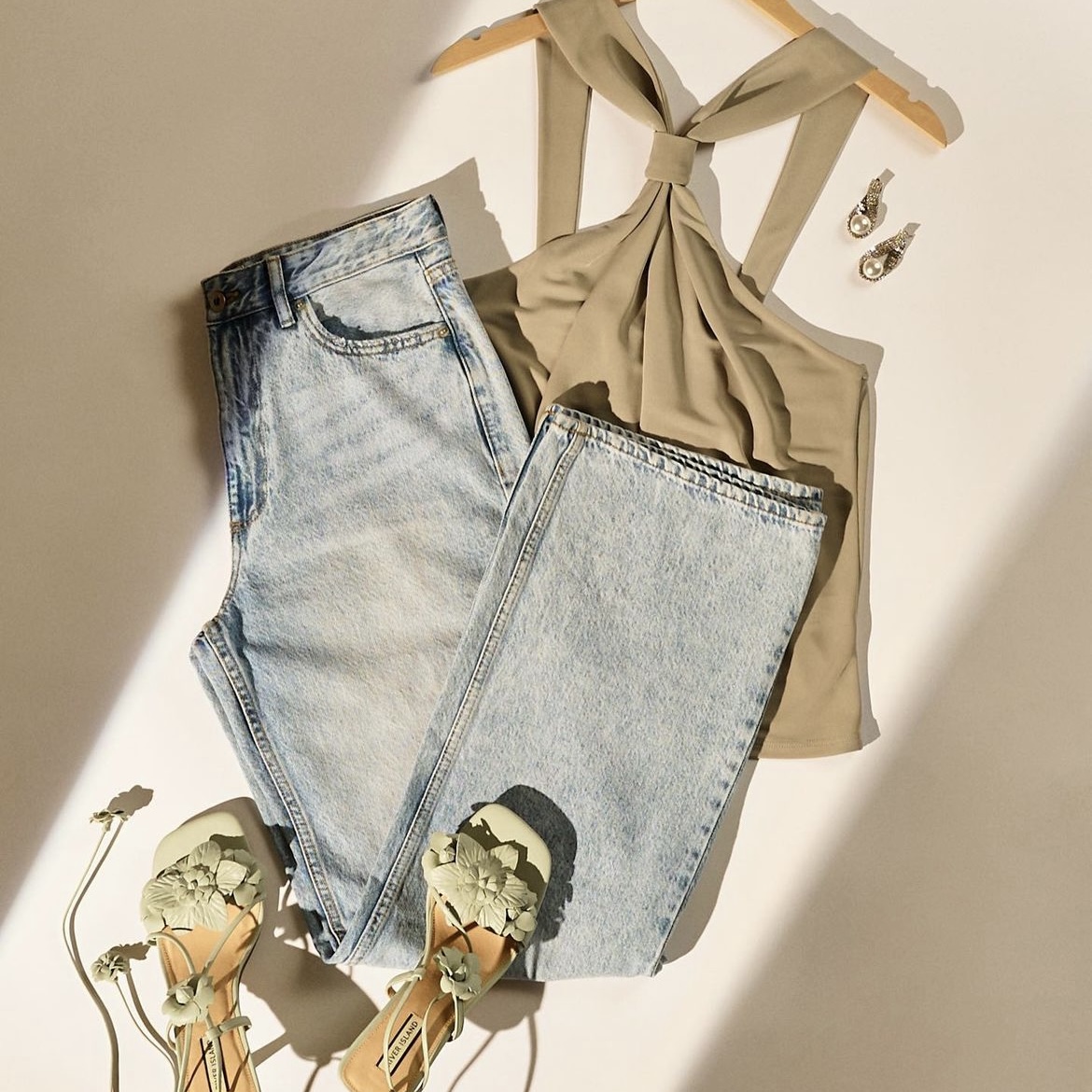 King's Walk Gloucester (@_kingswalkglos) on Twitter photo Sometimes, all you need for that perfect outfit is jeans and a nice top 👖👚
We are obsessed with this look from <a href="/riverisland/">River Island</a>, it's going straight in our basket!
#inspiredgloucester #kingswalk #kingswalkglos #gloucester #gloucestershire #shopping #ootd #summer #summerfashion Sometimes, all you need for that perfect outfit is jeans and a nice top 👖👚
We are obsessed with this look from <a href="/riverisland/">River Island</a>, it's going straight in our basket!
#inspiredgloucester #kingswalk #kingswalkglos #gloucester #gloucestershire #shopping #ootd #summer #summerfashion
