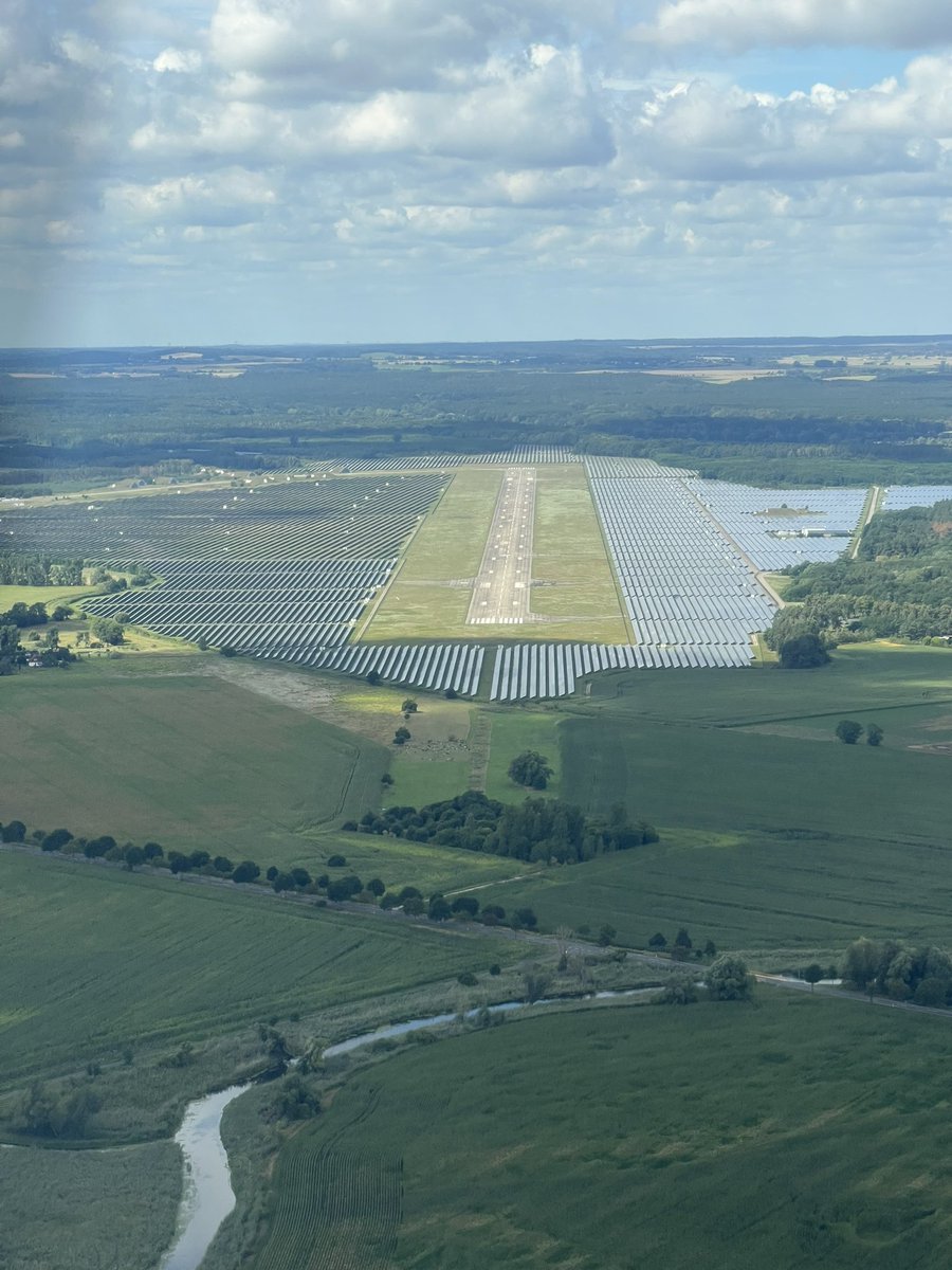 gerardreid14's tweet photo. Now that’s a #solar park! https://t.co/hC22FnlmJl