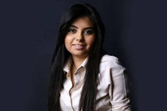 Garipoğlu ailesi Münevver’i ritüelistik bir cinayetle katletti.
Eğlenerek kadın öldürmeyi ait oldukları sınıfın nişanı gibi taşıyan bu zümreyi ve tüm ilişkilerini lanetliyoruz.
Katil aklamak için uydurulan “suçun şahsiliği” gibi bilgiççe sistemleştirme çabalarını da unutmayacağız