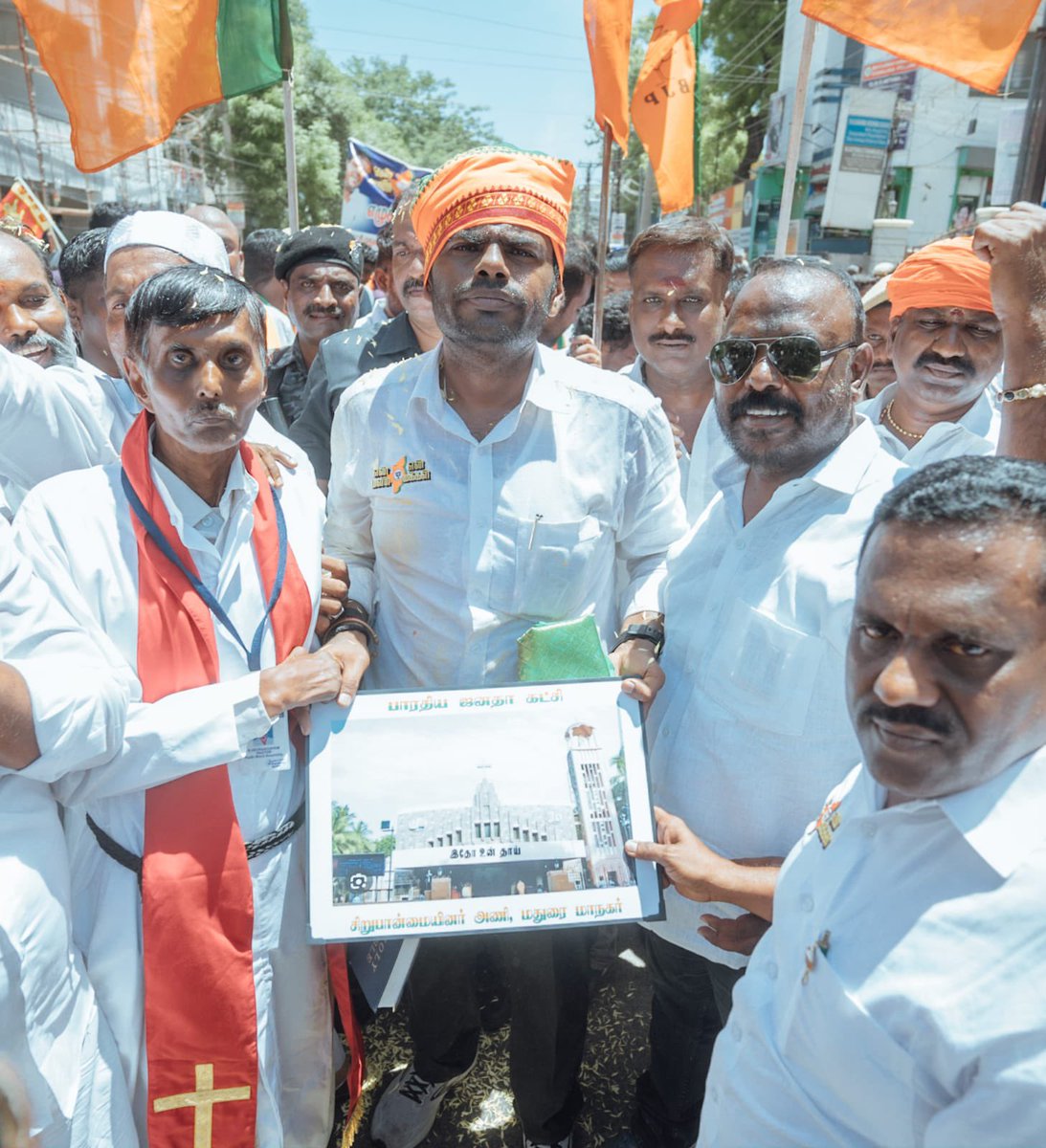 annamalai_k's tweet photo. 1967 ஆம் ஆண்டு ஆட்சிக்கு வந்த திமுக, பல முறை மத்திய அரசில் பசையான அமைச்சர் பதவிகள் வகித்தும், ஒரு முறை கூட எய்ம்ஸ் கொண்டு வருவதைப் பற்றி யோசிக்கவில்லை. ஒரு ஆண்டில் மகனும் மருமகனும் 30,000 கோடி ரூபாய் ஊழல் செய்து சம்பாதித்துள்ளனர். மக்களுக்குத் தேவையான பணிகளைச் செய்யாமல், கொள்ளையடித்த பணத்தைக் கொண்டு கோபாலபுரம் குடும்பம் மட்டும் வாழ வேண்டும் என்று செயல்படுகிறது திமுக. தேர்தல் வாக்குறுதிகளில் ஒன்றைக் கூட நிறைவேற்றாமல் மக்களை தவிக்க விடுகிறது. நெசவாளர்களுக்கென்று ஒரு வாக்குறுதியைக் கூட நிறைவேற்றவில்லை. தன் குடும்ப நலனை மட்டுமே நோக்கமாக கொண்டிருக்கிறது திமுக. (2/3)