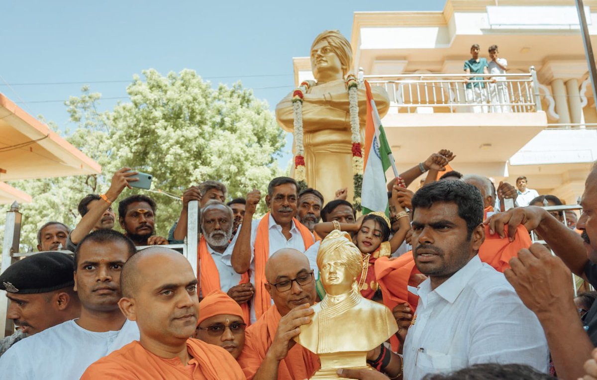 annamalai_k's tweet photo. 1967 ஆம் ஆண்டு ஆட்சிக்கு வந்த திமுக, பல முறை மத்திய அரசில் பசையான அமைச்சர் பதவிகள் வகித்தும், ஒரு முறை கூட எய்ம்ஸ் கொண்டு வருவதைப் பற்றி யோசிக்கவில்லை. ஒரு ஆண்டில் மகனும் மருமகனும் 30,000 கோடி ரூபாய் ஊழல் செய்து சம்பாதித்துள்ளனர். மக்களுக்குத் தேவையான பணிகளைச் செய்யாமல், கொள்ளையடித்த பணத்தைக் கொண்டு கோபாலபுரம் குடும்பம் மட்டும் வாழ வேண்டும் என்று செயல்படுகிறது திமுக. தேர்தல் வாக்குறுதிகளில் ஒன்றைக் கூட நிறைவேற்றாமல் மக்களை தவிக்க விடுகிறது. நெசவாளர்களுக்கென்று ஒரு வாக்குறுதியைக் கூட நிறைவேற்றவில்லை. தன் குடும்ப நலனை மட்டுமே நோக்கமாக கொண்டிருக்கிறது திமுக. (2/3)