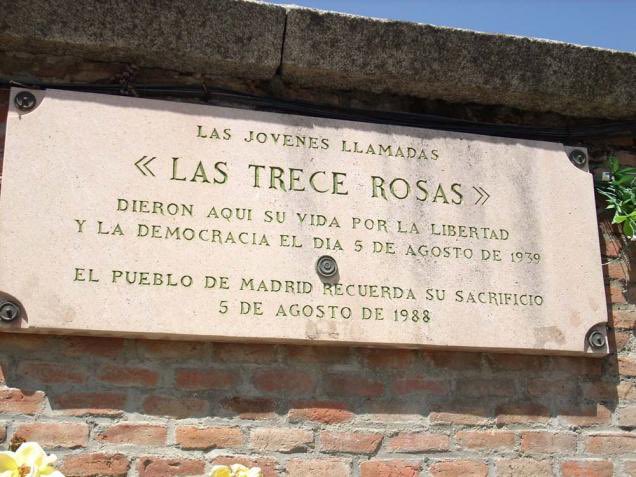 Hoy se cumplen 84 años del asesinato de las 13 rosas🌹🌹🌹

Mientras, los descendientes ideológicos de sus asesinos derogan las leyes de memoria y siguen impugnando la historia.

Pero nosotros seguiremos luchando para que “sus nombres no se borren de la historia”✊🏻✊🏻✊🏻