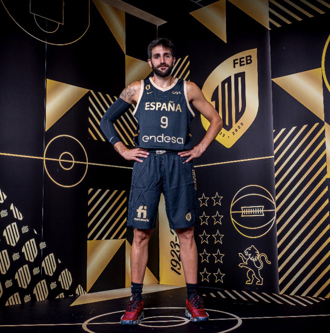 El comunicado que acaba de publicar Ricky Rubio:

"He decidido parar mi actividad profesional para cuidar mi salud mental. Quiero agradecer todo el apoyo que he recibido de la FEB para entender mi decisión. Hoy #LaFamilia tiene más sentido que nunca. Gracias. Pediría que se