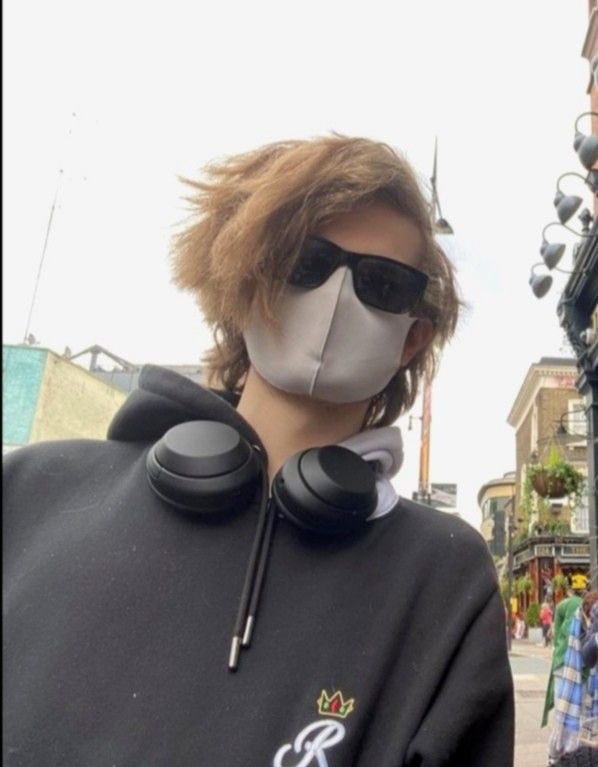 RandomisedBoo's tweet image. what song do you think they were listening to? -🎸