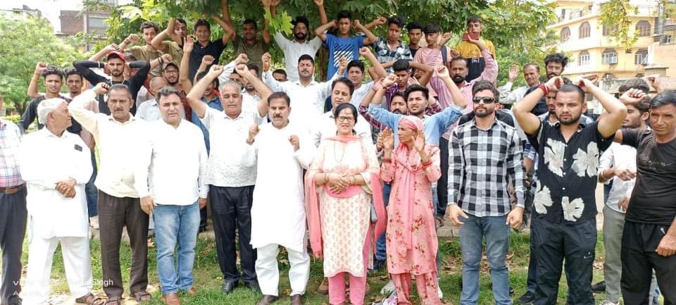 1HarshDevSingh's tweet image. FIR lodged against Housng Corp, Housng Board. No one can be allowed to go Scot free after looting the people of District Udhampur - Harsh Dev

कॉलोनी बनाने वाले भाजपा नेताओं के साथ मिलकर लोगों को चुना लगा रहे।