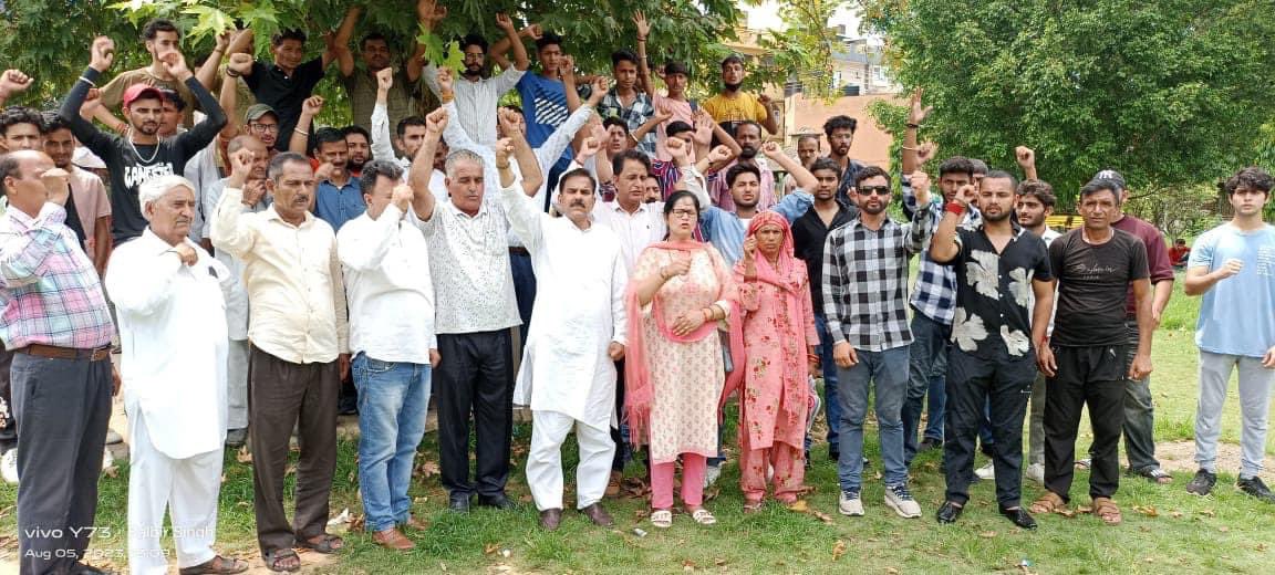 1HarshDevSingh's tweet image. FIR lodged against Housng Corp, Housng Board. No one can be allowed to go Scot free after looting the people of District Udhampur - Harsh Dev

कॉलोनी बनाने वाले भाजपा नेताओं के साथ मिलकर लोगों को चुना लगा रहे।