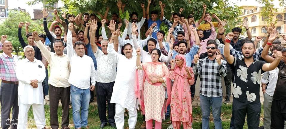 1HarshDevSingh's tweet image. FIR lodged against Housng Corp, Housng Board. No one can be allowed to go Scot free after looting the people of District Udhampur - Harsh Dev

कॉलोनी बनाने वाले भाजपा नेताओं के साथ मिलकर लोगों को चुना लगा रहे।