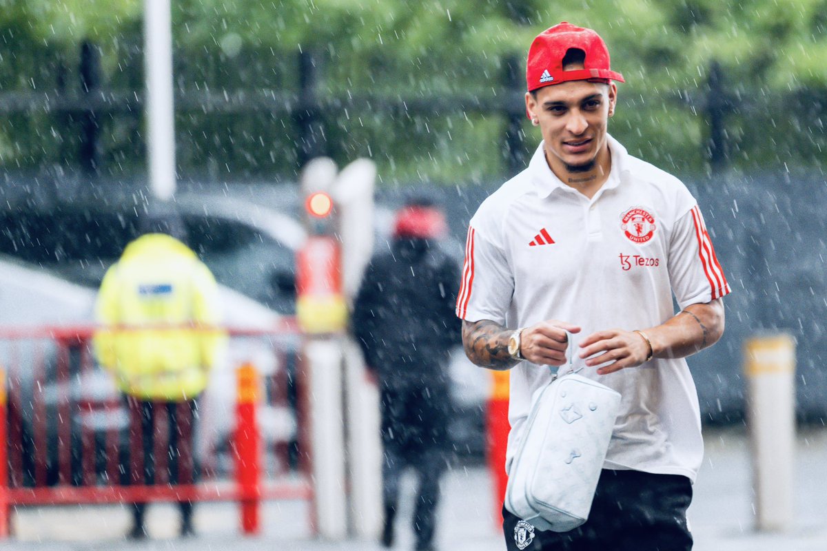 UtdPlug's tweet photo. Players arriving to a sunny Old Trafford ✅ https://t.co/cJEWD69cCA