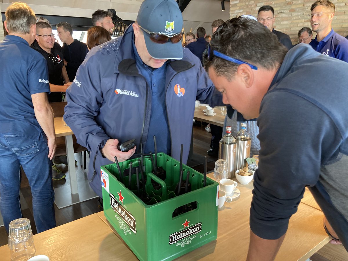 Een potje bier bij de wedstrijdbespreking? Nee. De marifoons worden uitgedeeld. #SKS23