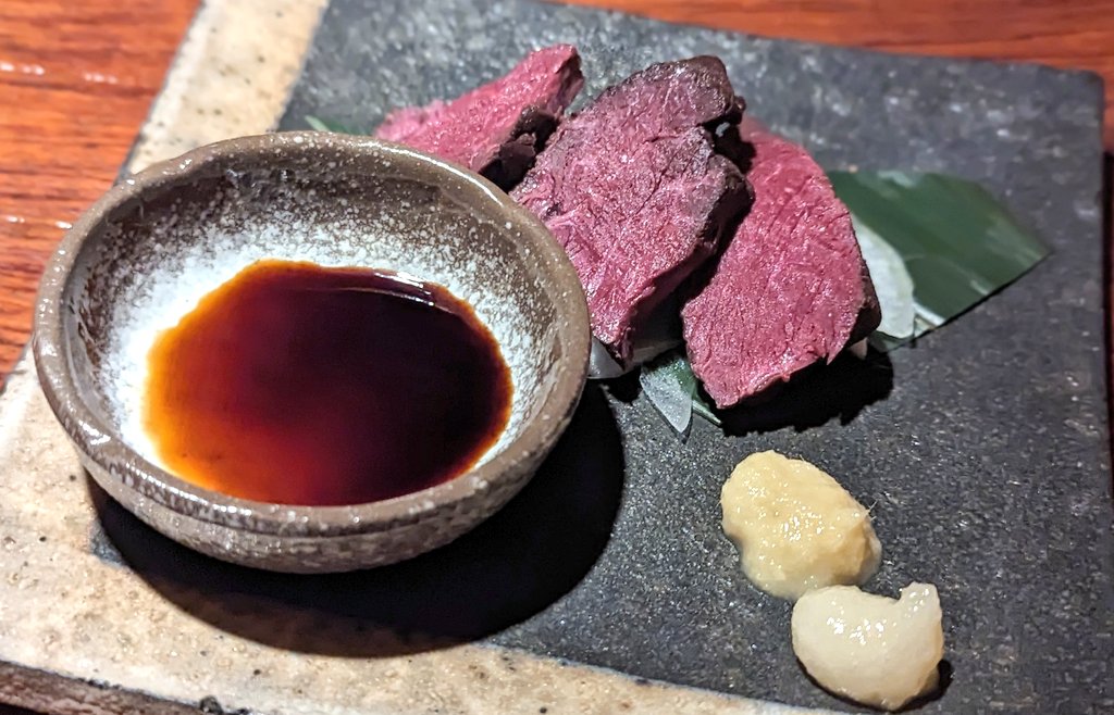 ジビエってこんな美味いんだな...羅臼産トド肉のたたきにエゾ鹿のローストをこけもものソースで。ツキノワグマの炭火焼きに〆は根室の栗蟹のトマトクリームパスタ。人形町にあるジビエ料理店「あまからくまから」帰りに熊食べましたシールが貰える。ジビエ初心者にもオススメ。次はぼたん鍋食べます。