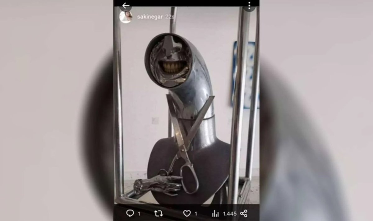 Allah belanızı versin!
Nilperi Şahinkaya’yla aynı karede yer almasıyla gündeme gelen Cem Garipoğlu’nun kız kardeşi Sakine Garipoğlu’nun paylaştığı fotoğraf tepki çekti. 

Münevver Karabulut’un otopsisinde, boynunda ‘V’ şeklinde 2 kesik olduğu açıklanmıştı.