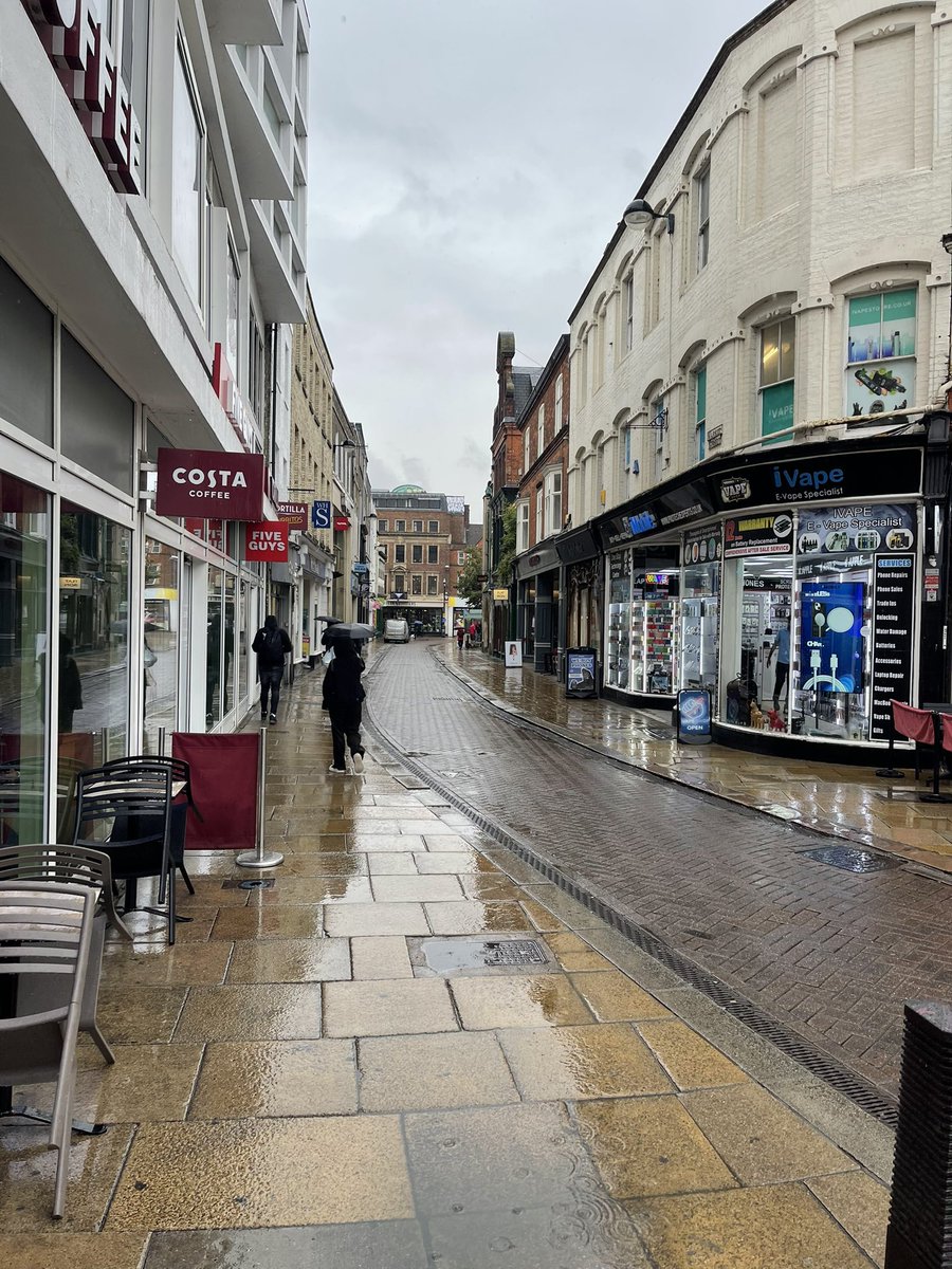 Raining ‘morning streets’ at Cambridge town! Me and few others with umbrella ☔️
