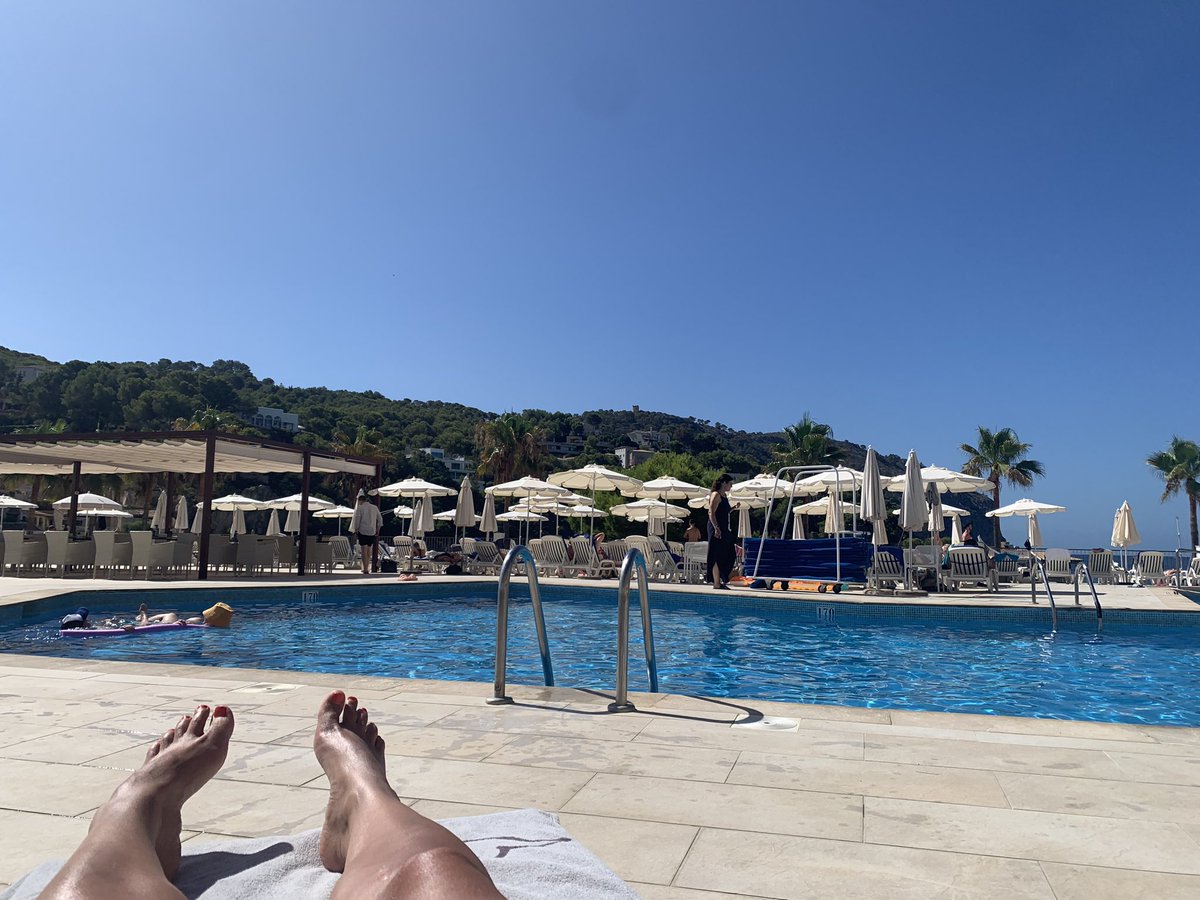 Not my usual view whilst listening to @TheDeltaFlyers. ‘Workforce Pt 1’ listening to @robertdmcneill & @GarrettRWang whilst horizontal on sun lounger as apposed to out on a run - I could get used to this ☀️☀️