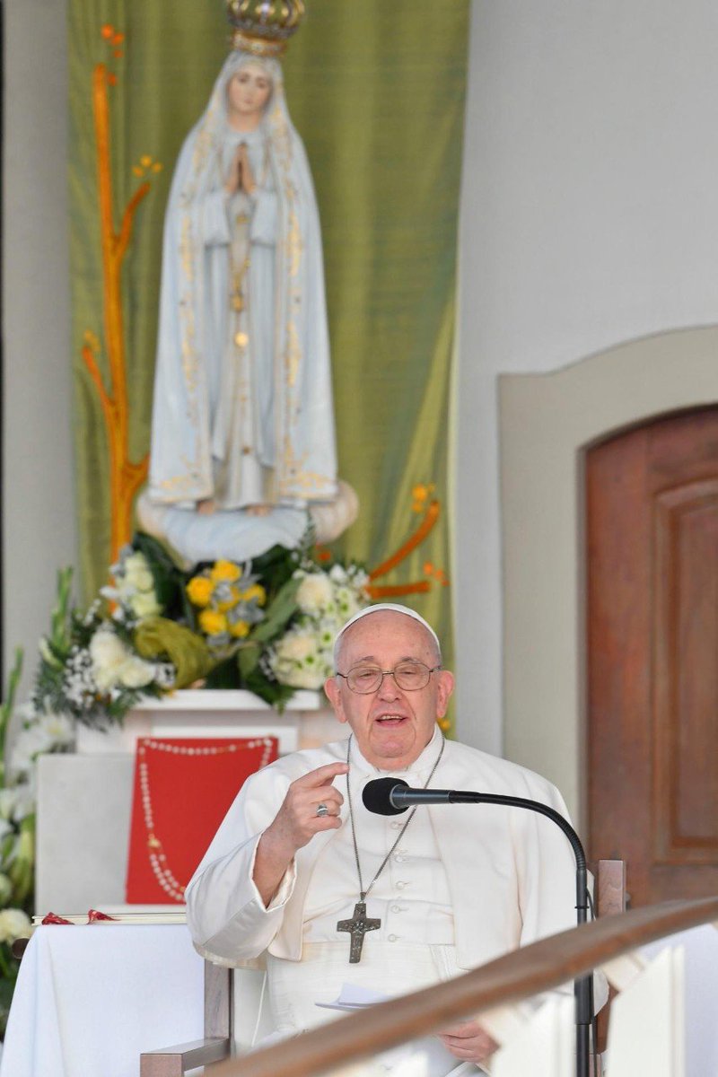 jmj_pt's tweet photo. “A capelinha em que nos encontramos é uma bela imagem da Igreja: acolhedora e sem portas, a Igreja não tem portas para que todos possam entrar”.

(Papa Francisco)
📸@VaticanNews https://t.co/tEpFgJFQ3Q