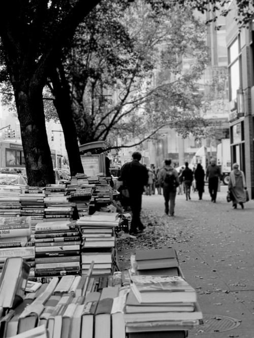 CasaLettori's tweet photo. T'adoro al pari della volta notturna
O vaso di tristezza, o grande taciturna 

Baudelaire 

Doisneau Parigi https://t.co/lskd8wOMWw